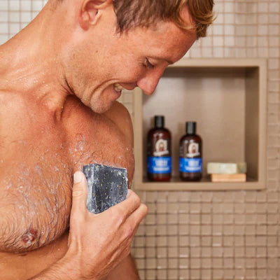 Dr squatch barra de jabón natural que limpia profundamente sin resecar.