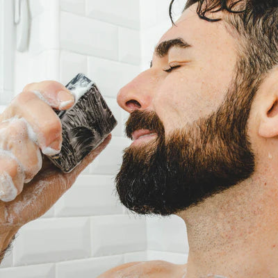 Dr squatch barra de jabón natural que limpia profundamente sin resecar.