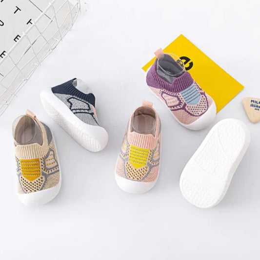 BabyLove - Zapatillas cómodas para bebes para que jueguen sin preocupaciones